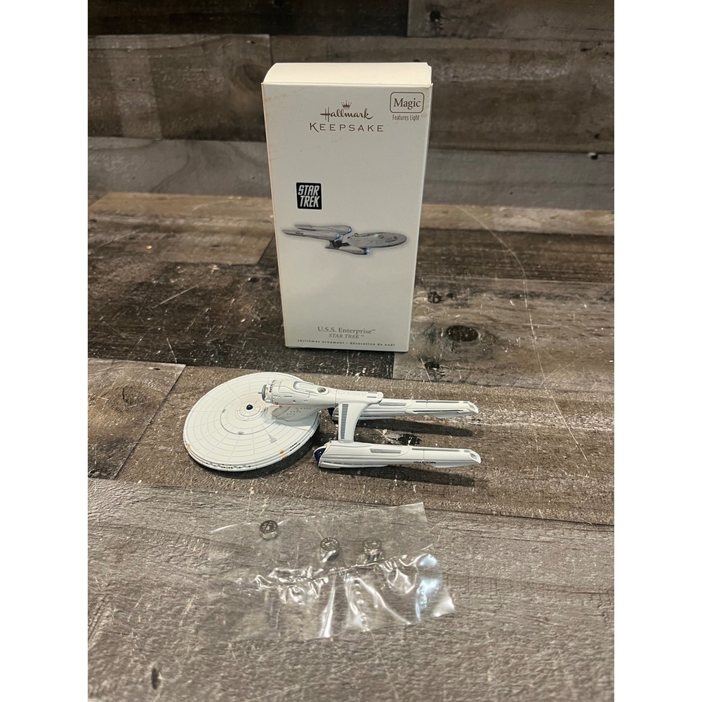 Hallmark Keepsake 2010 Star Trek USS Enterprise NCC-1701 Light Up Ornament Boxed